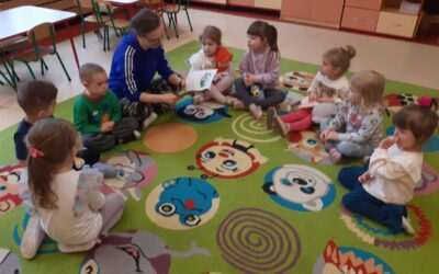 Mama Adasia  czyta dzieciom bajki