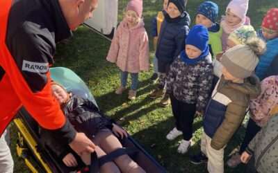 Pszczółki uczą się zasad udzielania pierwszej pomocy.