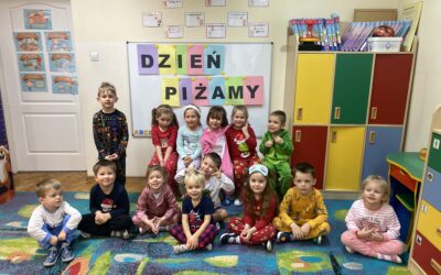 Dzień piżamy w grupie Myszek i Żabek zakończył się bitwą na poduszki