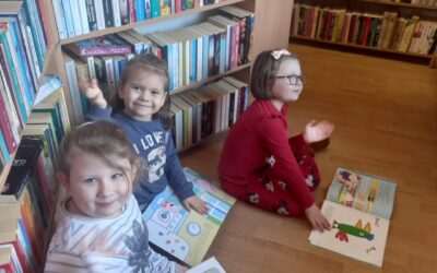 A kiedy człowiek uwielbia czytać, otwiera się przed nim cały świat… Niedźwiadki z wizytą w Bibliotece📖