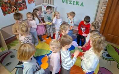 Dzień guzika z językiem migowym